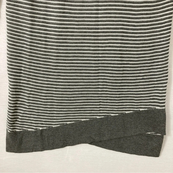 New Express Gray White Striped Crew Neck Asymmetric Hem Tunic Medium - Picture 3 of 10